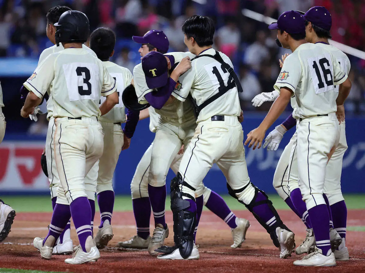 【画像・写真】東京　延長11回タイブレークで逆転サヨナラ　永見139球完投「うれしくて涙が出ました」