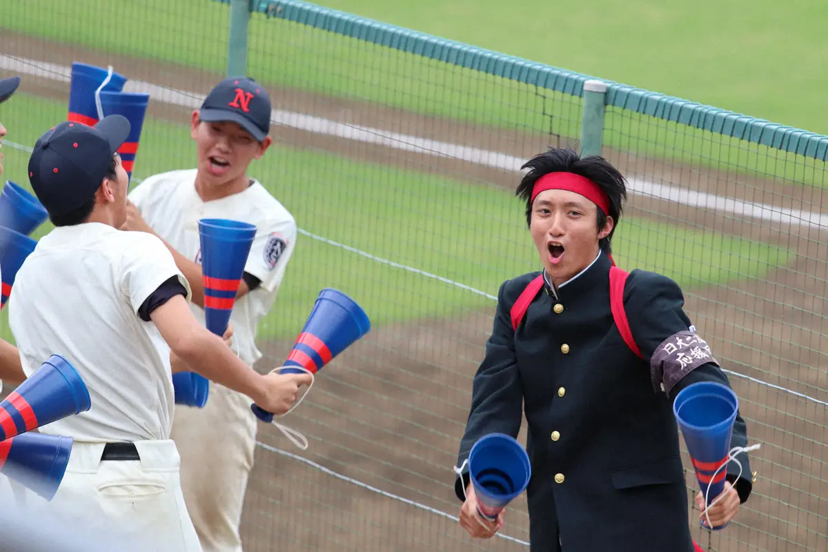 【画像・写真】日大二の42年ぶりの応援団長を務める野球部員・松沢百之介（右・2年）（撮影・松尾知香）