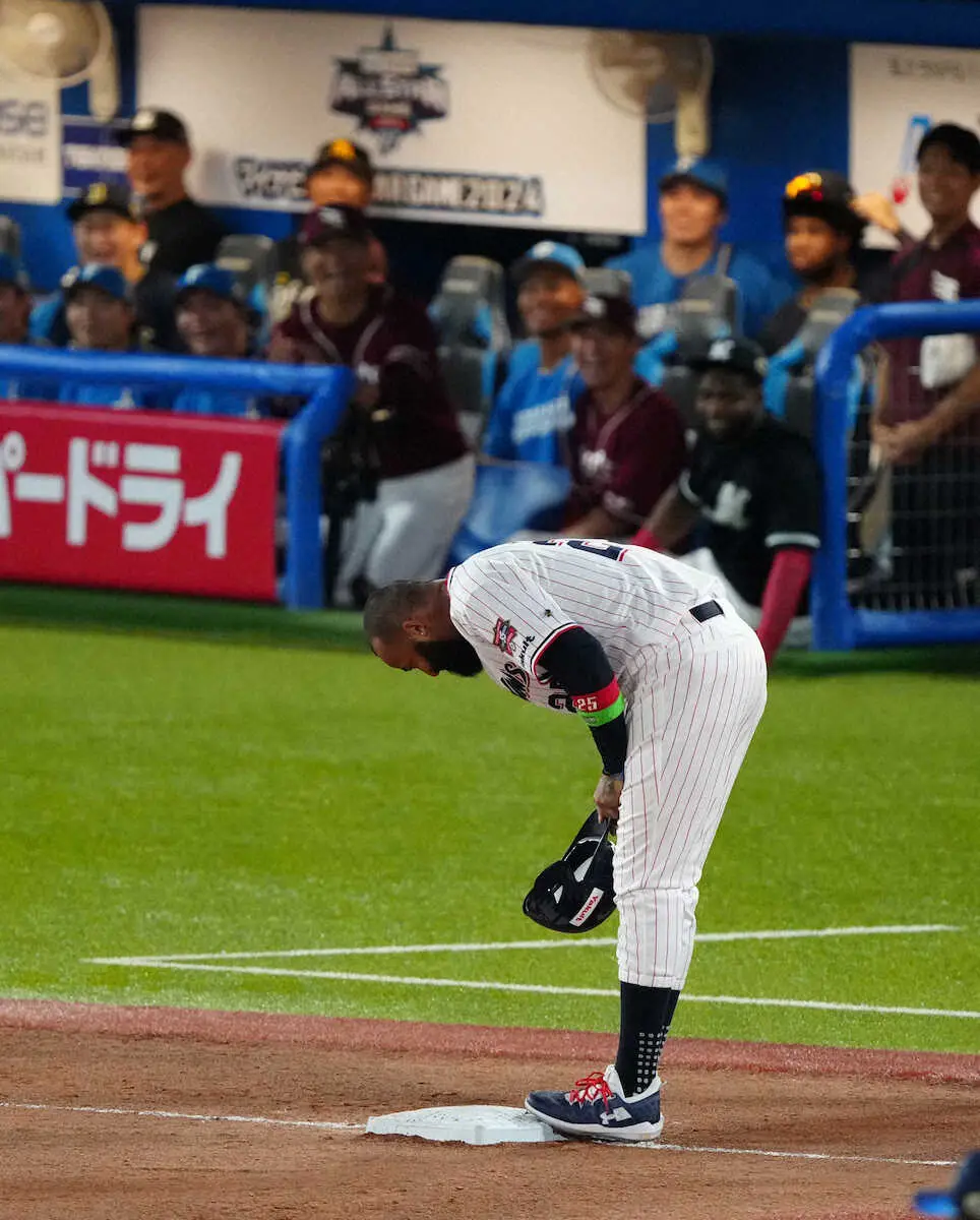 【画像・写真】【球宴】DeNA・度会隆輝「えっ」　球宴初打点のはずが…足負傷のサンタナが三塁塁上で平謝り