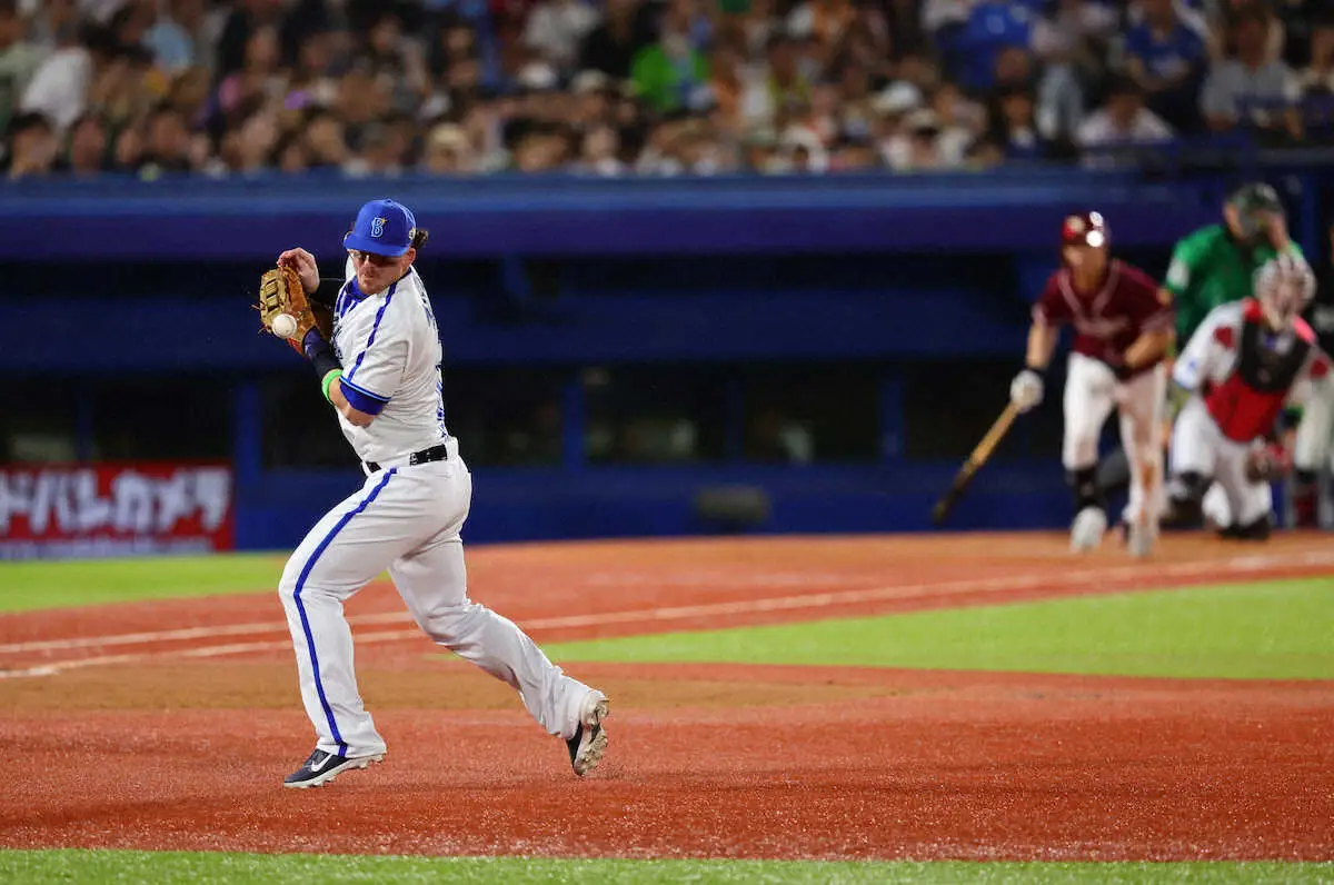 【画像・写真】【球宴】DeNA・オースティン　顔面に打球当たるアクシデント　出血がユニホームに？ネットも騒然