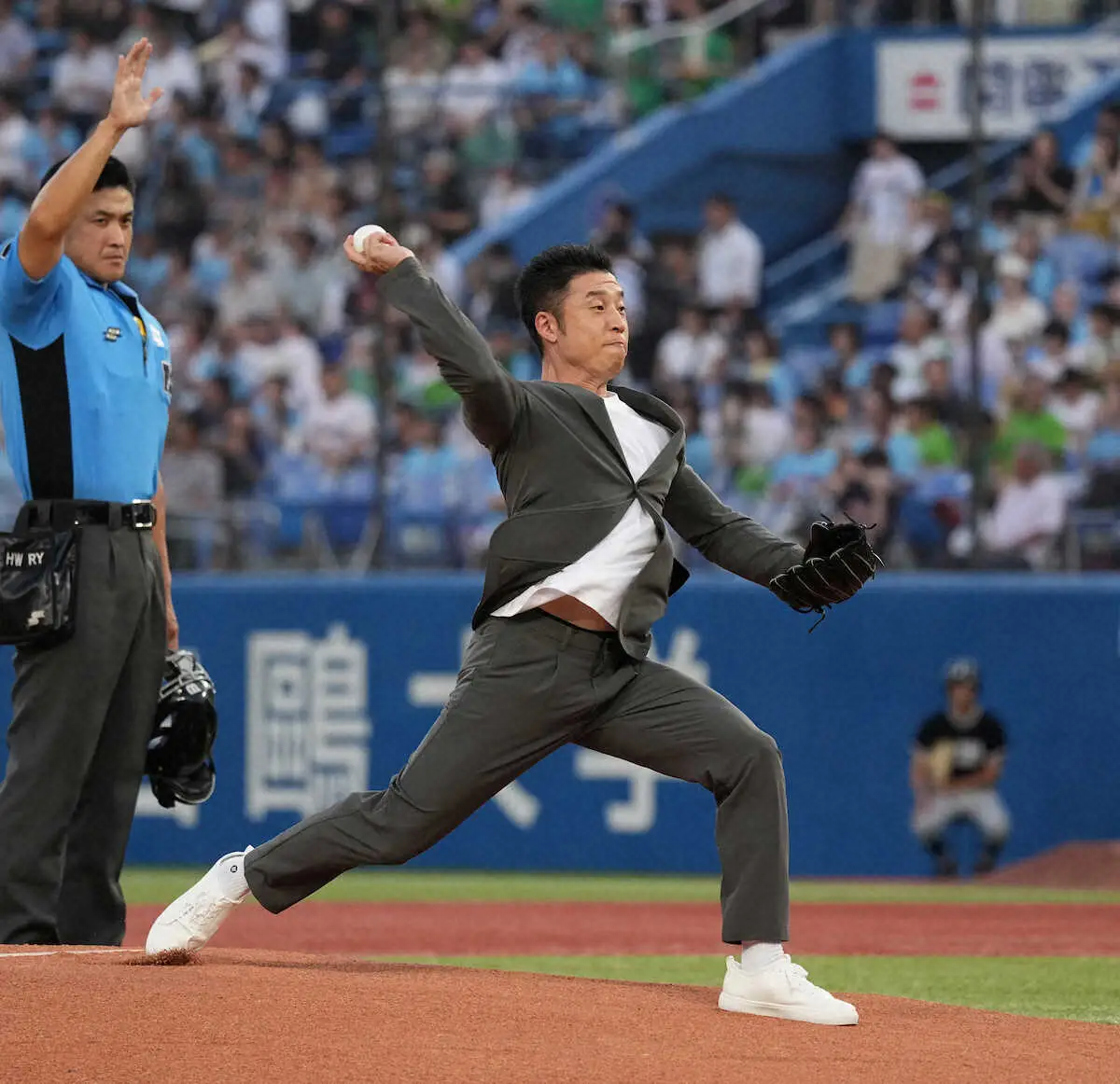 【画像・写真】なかやまきんに君がスーツ姿で始球式　ワンバウンド投球に「僕の唯一の武器の筋肉が見えてないから」