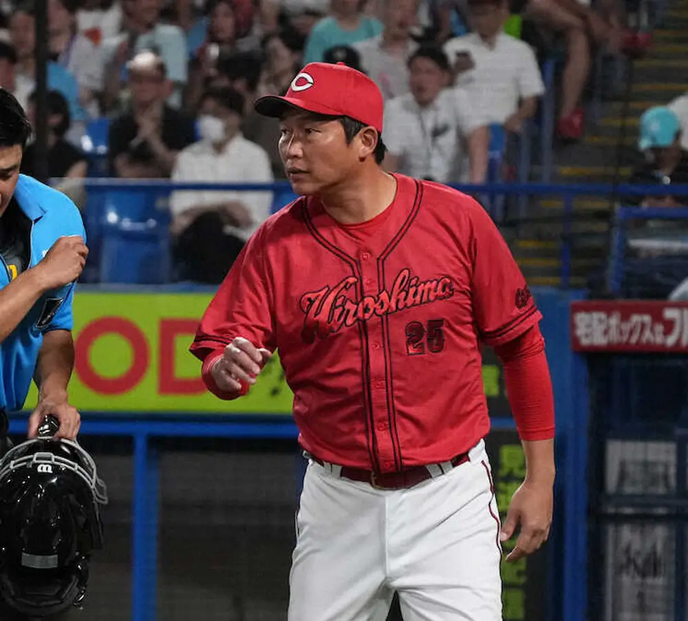 【画像・写真】集中打で試合を決めた広島・新井監督「いいスタート。1イニング9安打9点はなかなか…」