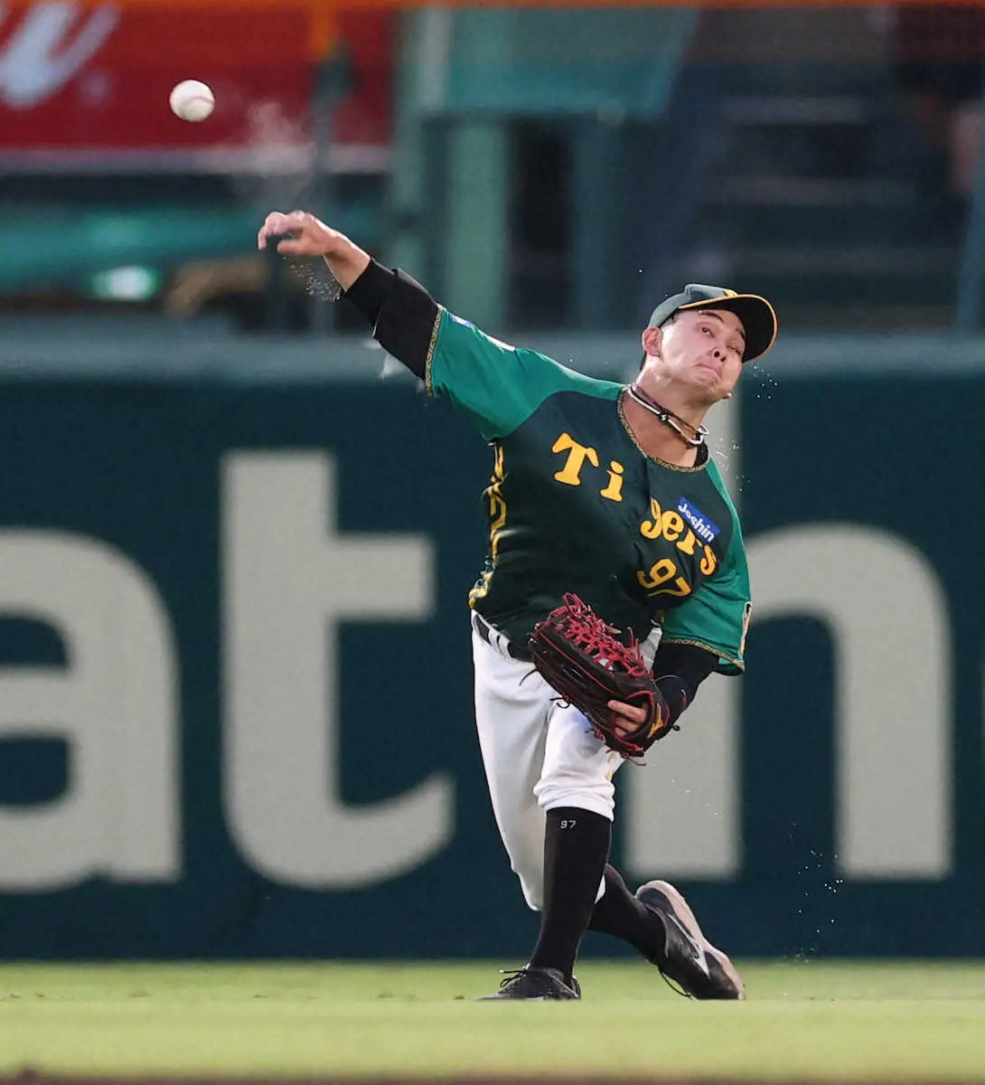 【画像・写真】阪神・野口が鬼肩発動!　木浪との好連係で勝ち越しタッチアップ狙った龍空を刺す