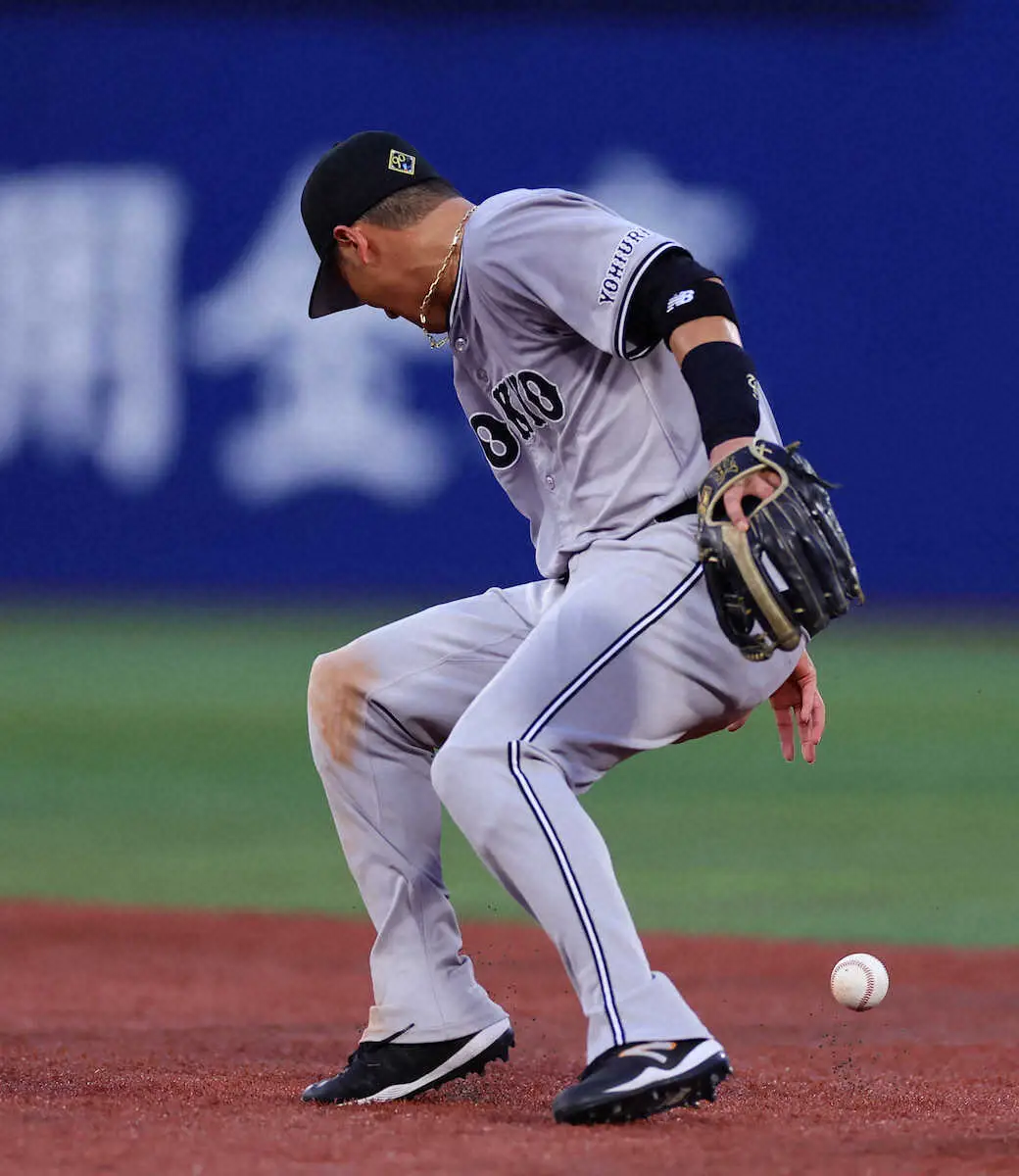 【画像・写真】巨人の鉄壁内野陣が…吉川、坂本が1イニングに相次いでエラー　無安打で一、三塁ピンチも菅野無失点