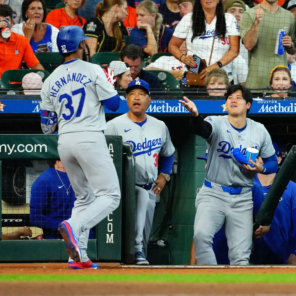 【画像・写真】＜アストロズ・ドジャース＞8回、ソロを放ったT・ヘルナンデスをひまわりの種で祝福する大谷（撮影・西尾　大助）