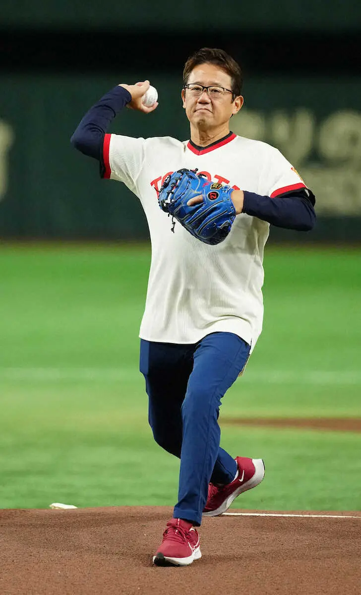 【画像・写真】都市対抗野球　決勝戦前の始球式に古田敦也氏登場　見事な投球に場内から大きな拍手　社会人時代のユニ姿で