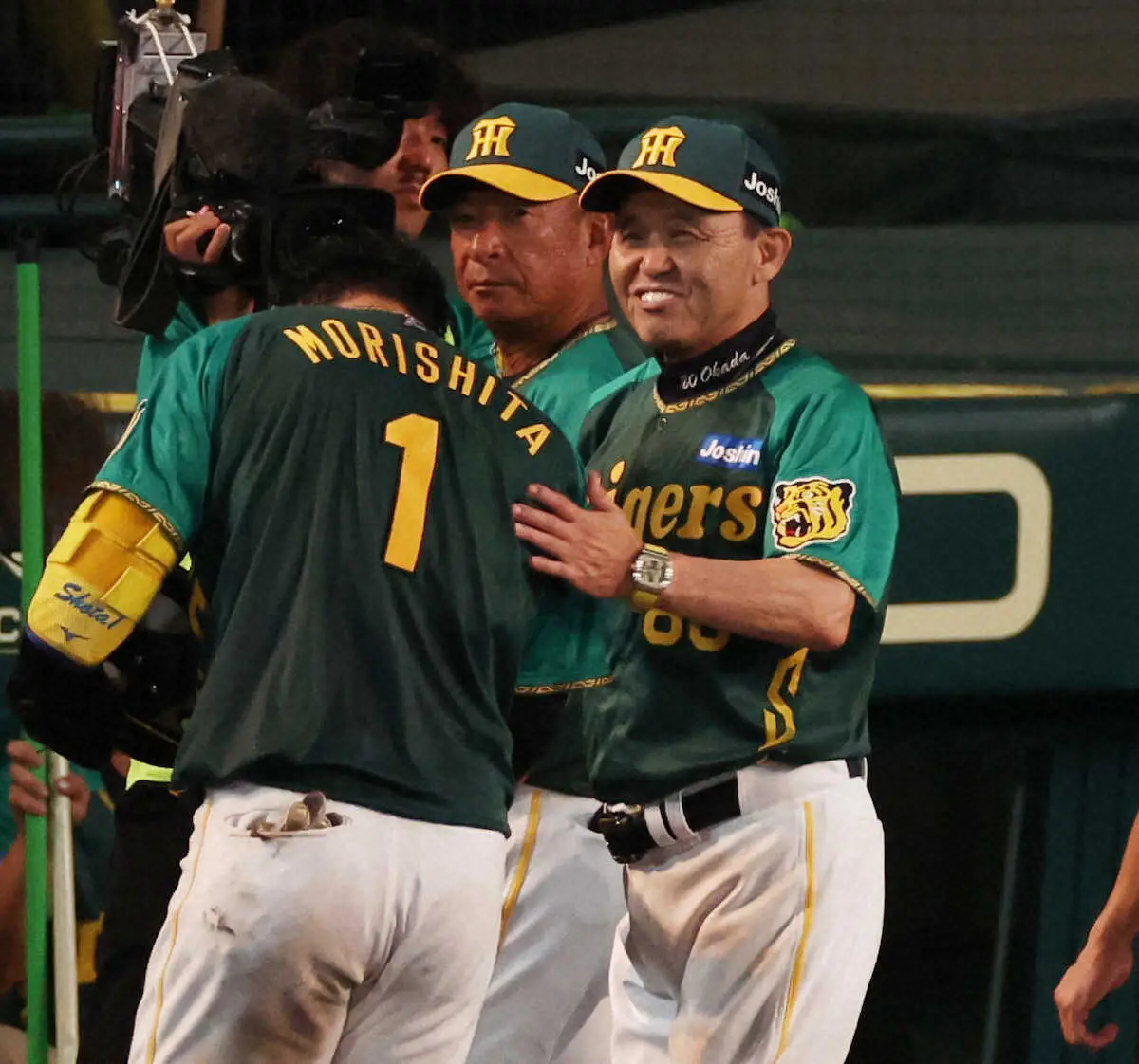 【画像・写真】スイング騒動はどこ吹く風　阪神・岡田監督の親心と森下の活躍