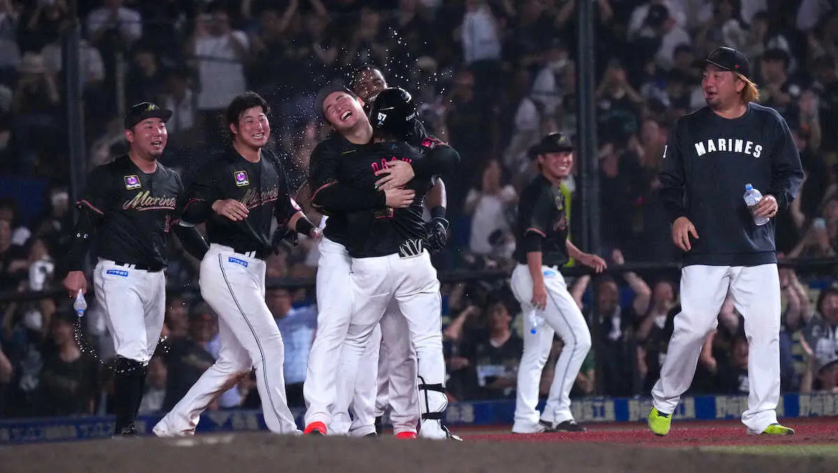 【画像・写真】ロッテ　西武戦に開幕12連勝でパ・リーグ記録に並ぶ　9回2死満塁で「秘策」小川がサヨナラセーフティー