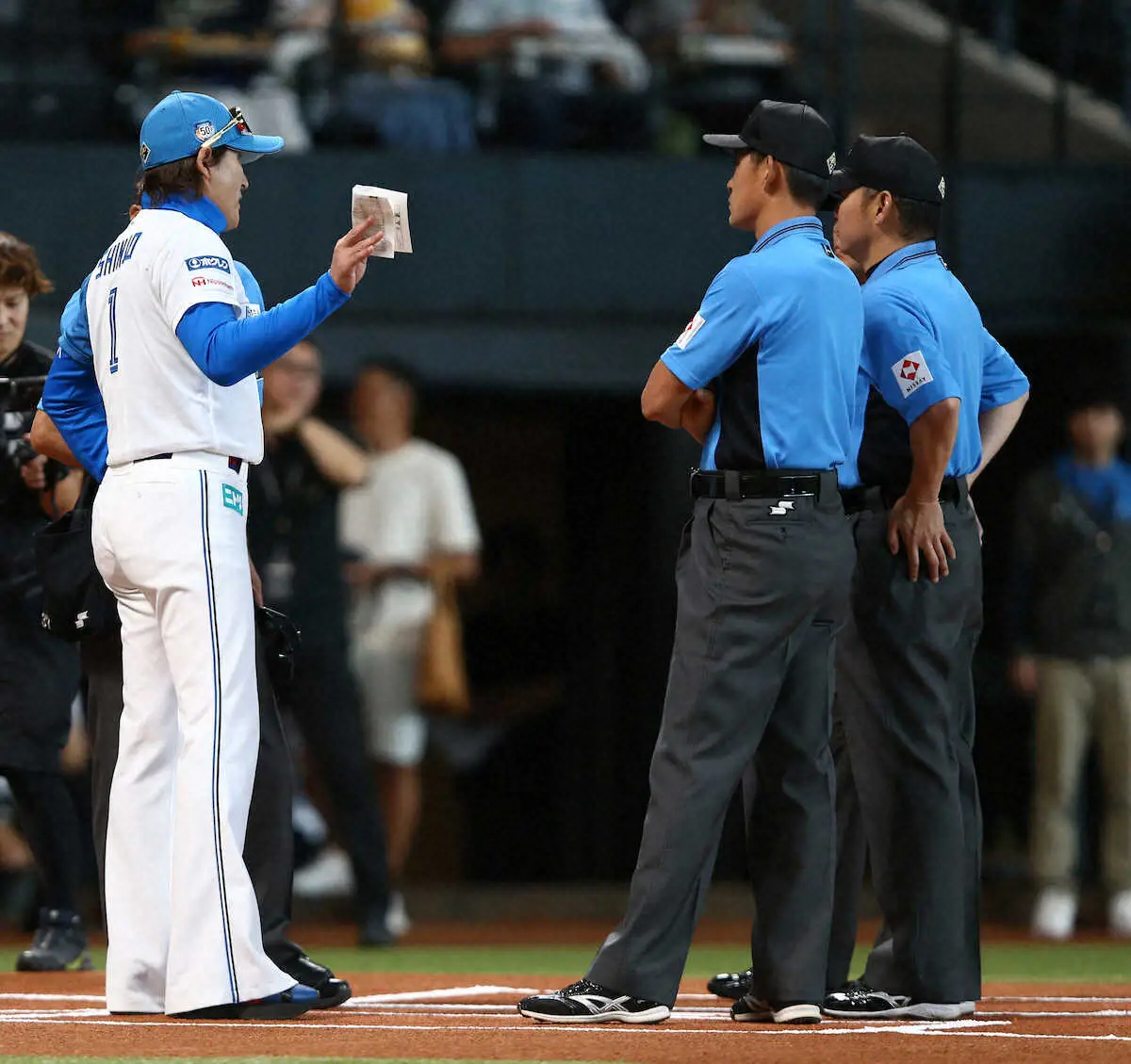 【画像・写真】【新庄監督に聞く】試合前の審判団との会話とは　前夜に微妙な本塁打判定「すごかったんです。僕のDMが」