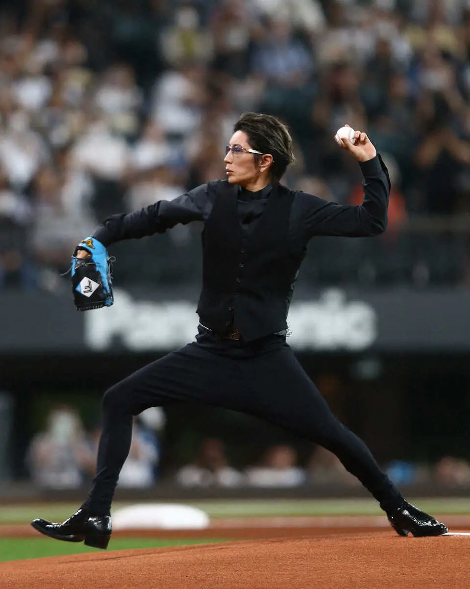 【画像・写真】ファーストピッチにGACKTが登場　「9回裏2死二、三塁をイメージ」　高めに速球投じて盛り上げる