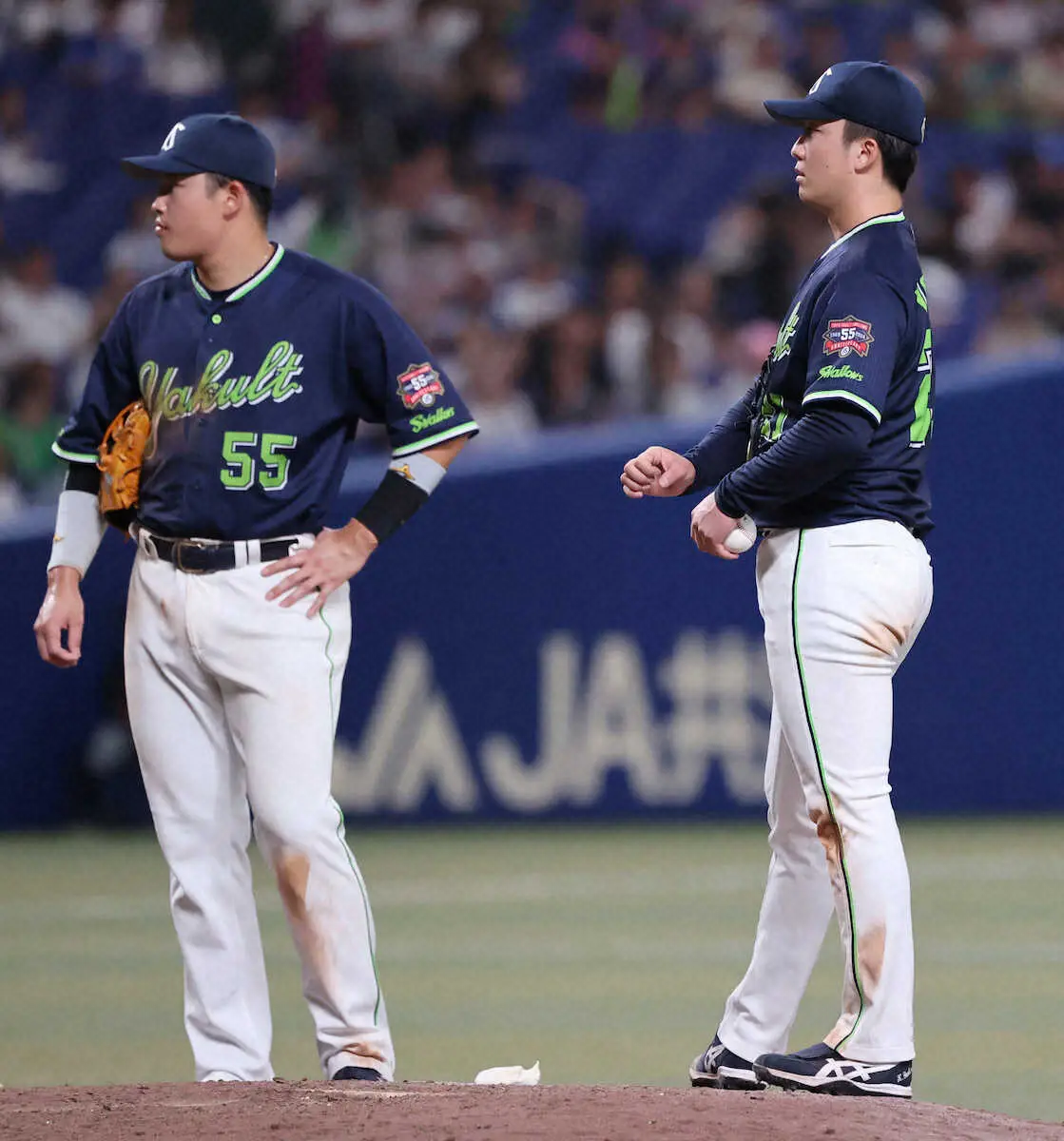 【画像・写真】無失点投球を続けていたヤクルト・吉村が8回途中に緊急降板するアクシデント発生　右手を気にするそぶりも
