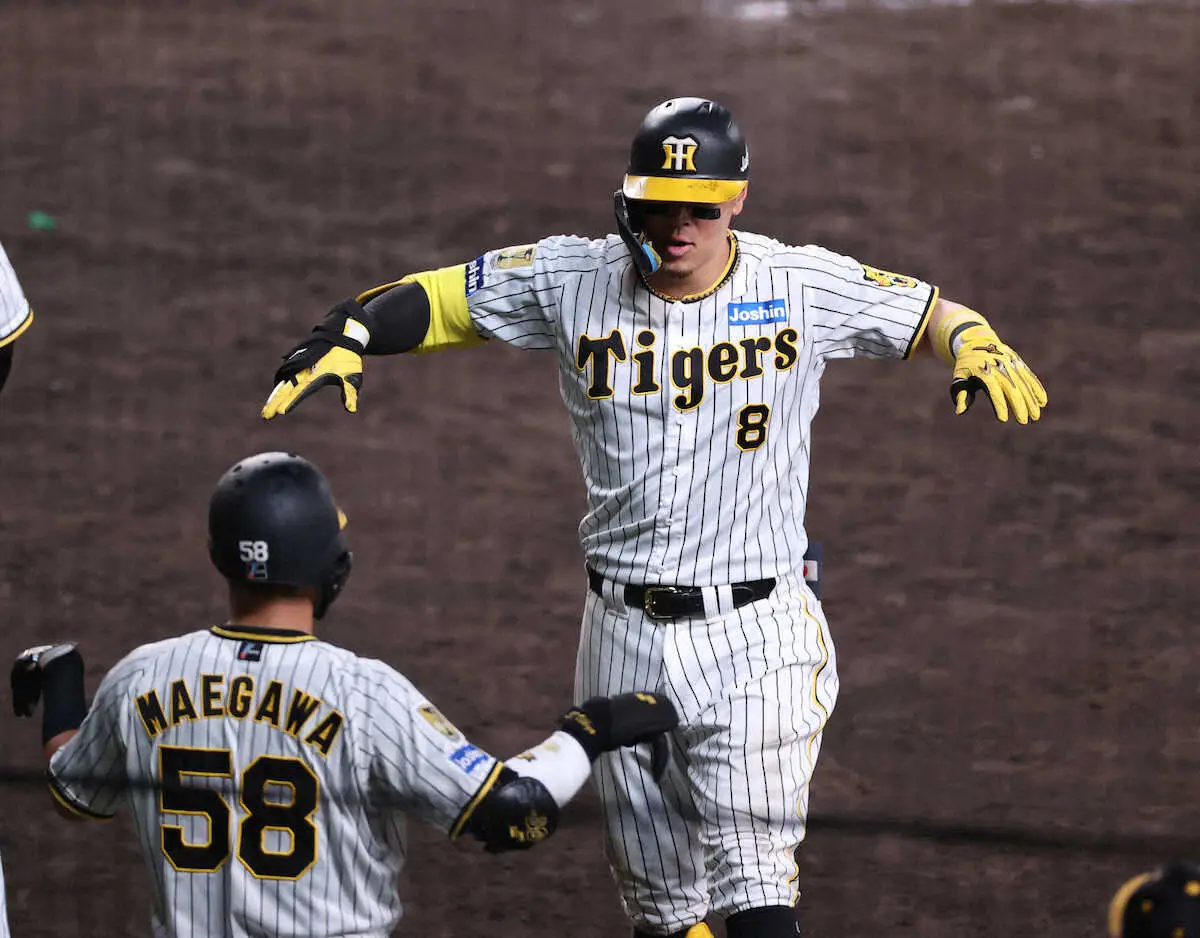 【画像・写真】佐藤輝が甲子園100歳バースデーにアーチ！8回右翼ポール際へ　4・21以来の聖地弾にマンモス大熱狂