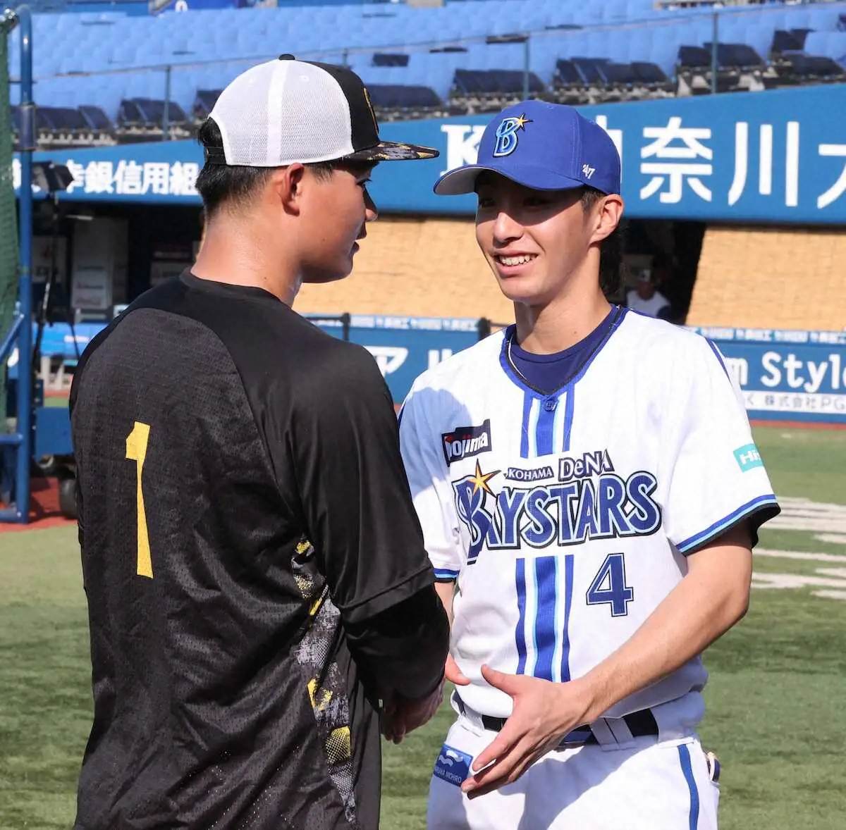 【画像・写真】阪神・森下とDeNA・度会、「ドラ1コンビ」が試合前に談笑　度会は岡田監督に球宴の礼も