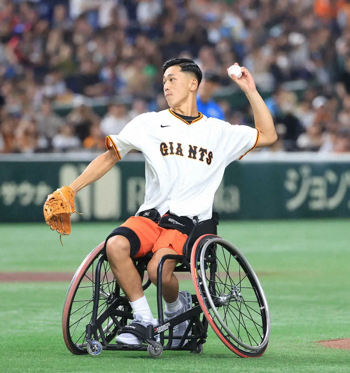 【画像・写真】＜巨・ヤ（16）＞始球式を行う車いすテニスの小田凱人　（撮影・西川祐介）