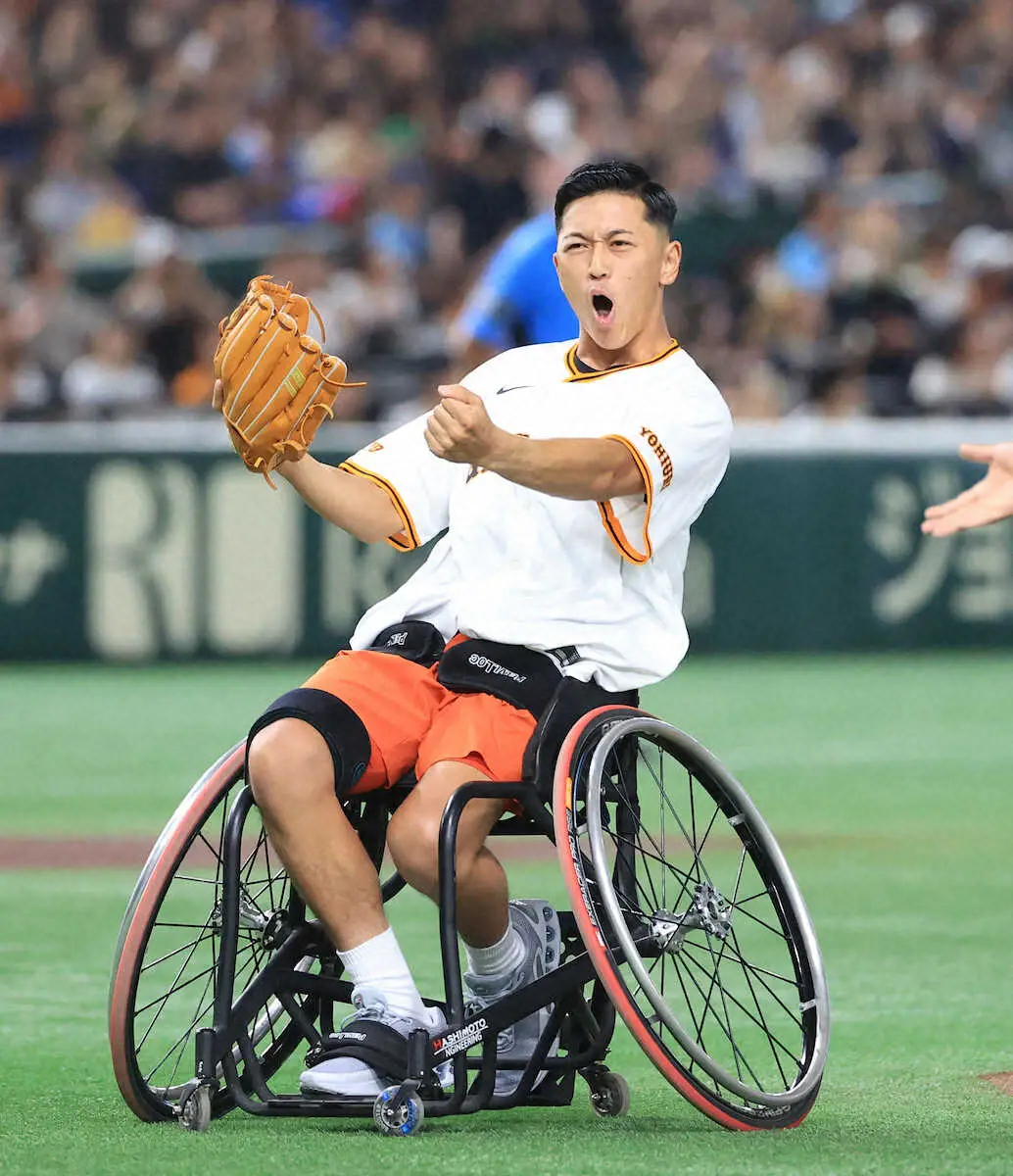 【画像・写真】＜巨・ヤ（16）＞始球式を行う車いすテニスの小田凱人　（撮影・西川祐介）