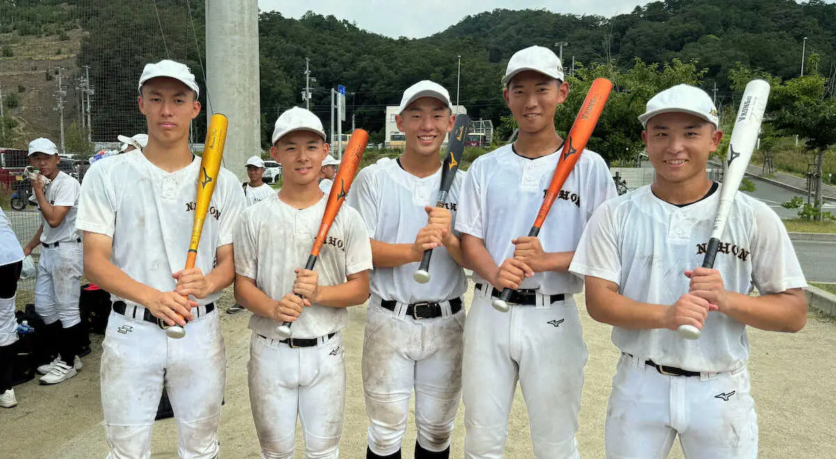 【画像・写真】【高校野球】南北海道代表・札幌日大に、ロッテ村田修一コーチから金属バットのプレゼント