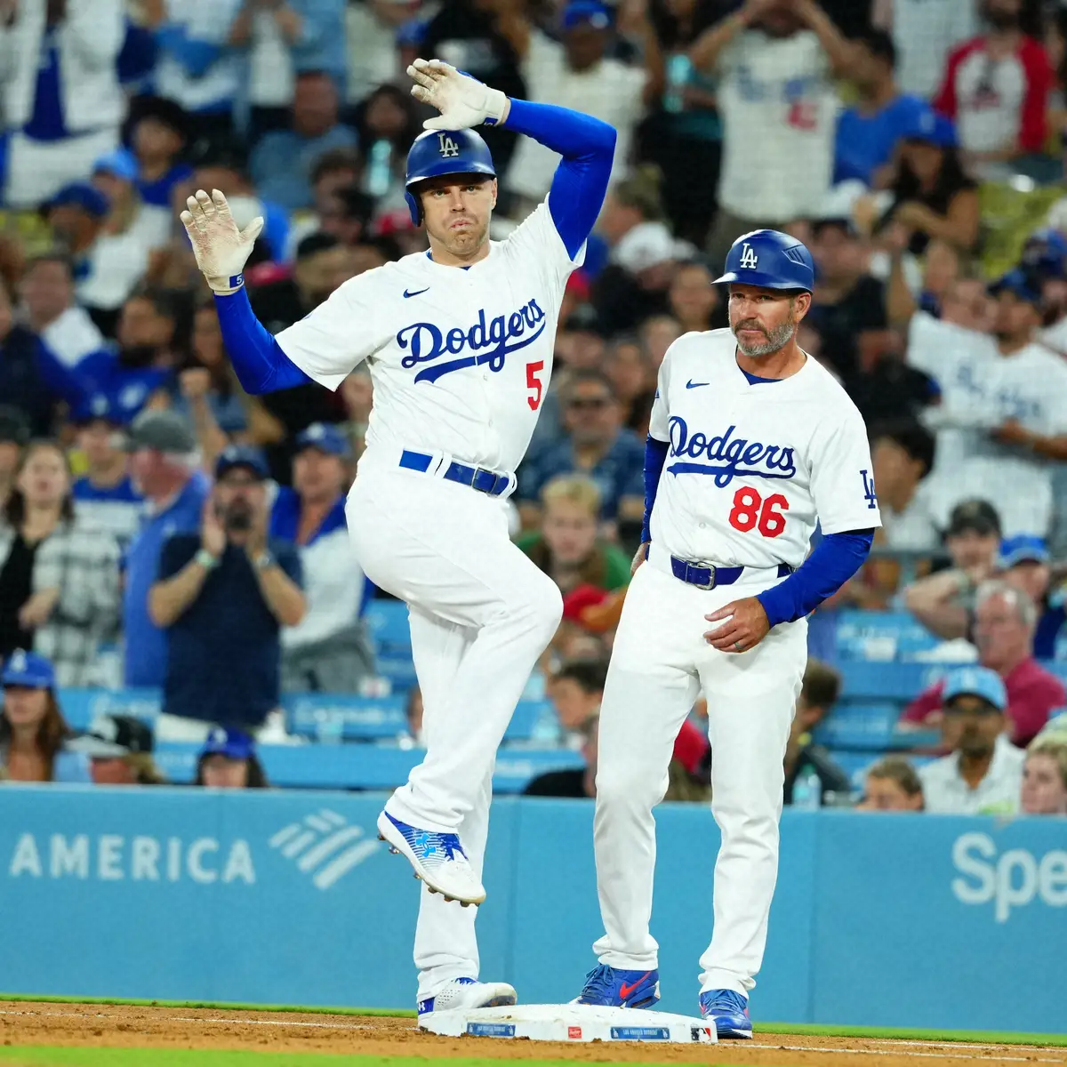 【画像・写真】フリーマン　9試合ぶり涙の先発復帰　観客は総立ちで復帰を歓迎　第1打席で敵味方なく拍手送られ感極まる