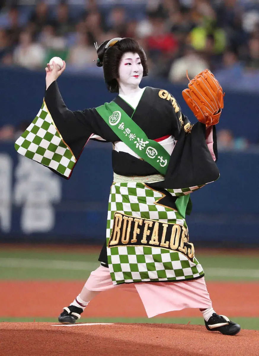 【画像・写真】オリックスファンの芸妓（げいこ）の雛佑（ひなゆう）さんが着物姿で始球式に登板