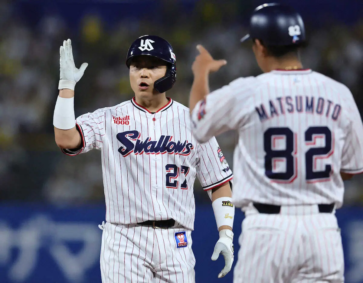 【画像・写真】ヤクルト・中村悠平が走塁時に下半身を痛めて負傷交代するアクシデント発生　