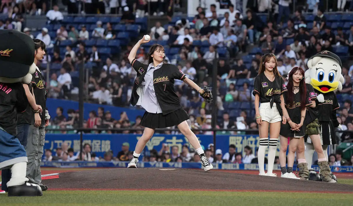 【画像・写真】ロッテ　Girls2小田柚葉が始球式「ノーバンで投げることができて良かった」