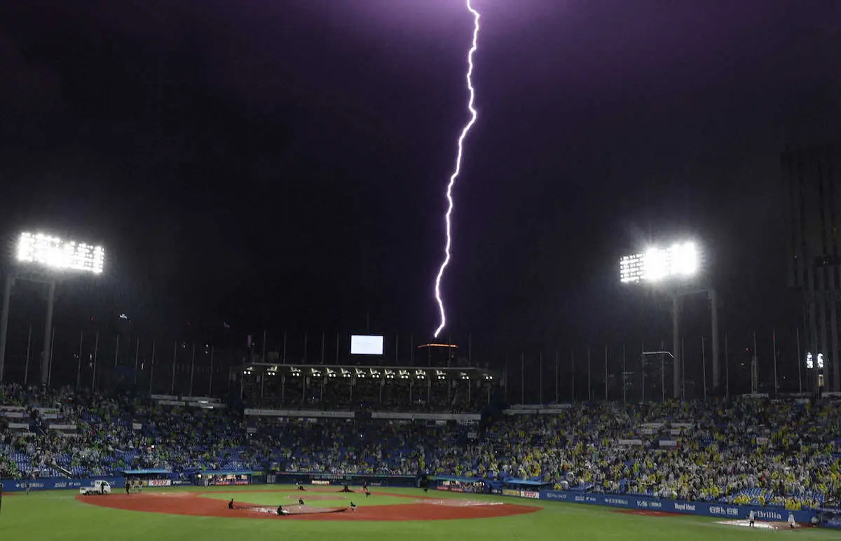 【画像・写真】ヤクルト―阪神戦は雷雲接近のため一時中断　降雨に加え、稲光が…