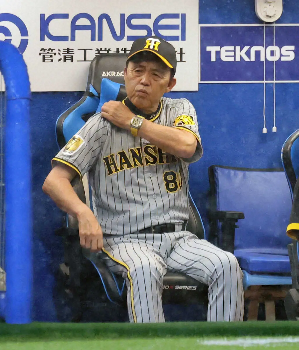 【画像・写真】【阪神・岡田監督語録】守乱の佐藤輝に「痛いの分かるやん。いつ雨降るか分からん展開で」怒り心頭