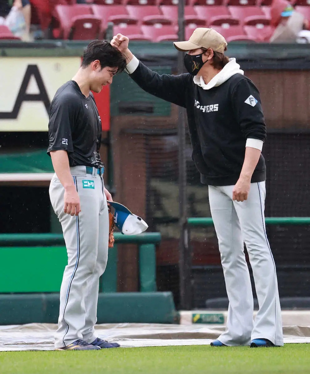 【画像・写真】新庄監督　試合前を頭をポカっ！清宮が決勝2ランも「まだまだ」　好救援の生田目「スーパーサイヤ人」