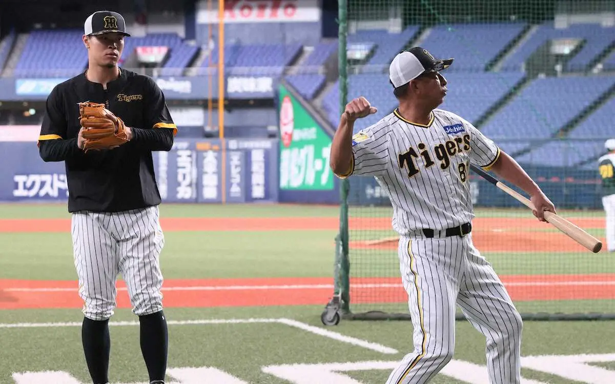 【画像・写真】阪神・佐藤輝が馬場コーチとリリースポイントを入念に確認　前夜9日先制点につながる一塁悪送球