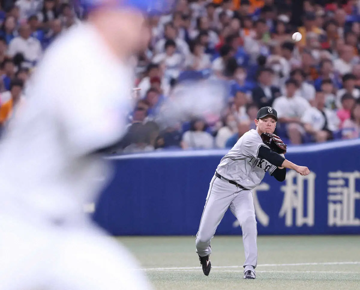 【画像・写真】巨人・中山礼都　地元で96日ぶりスタメンも2打席連続三振…4回で交代　ベンチでは“師匠”坂本と会話
