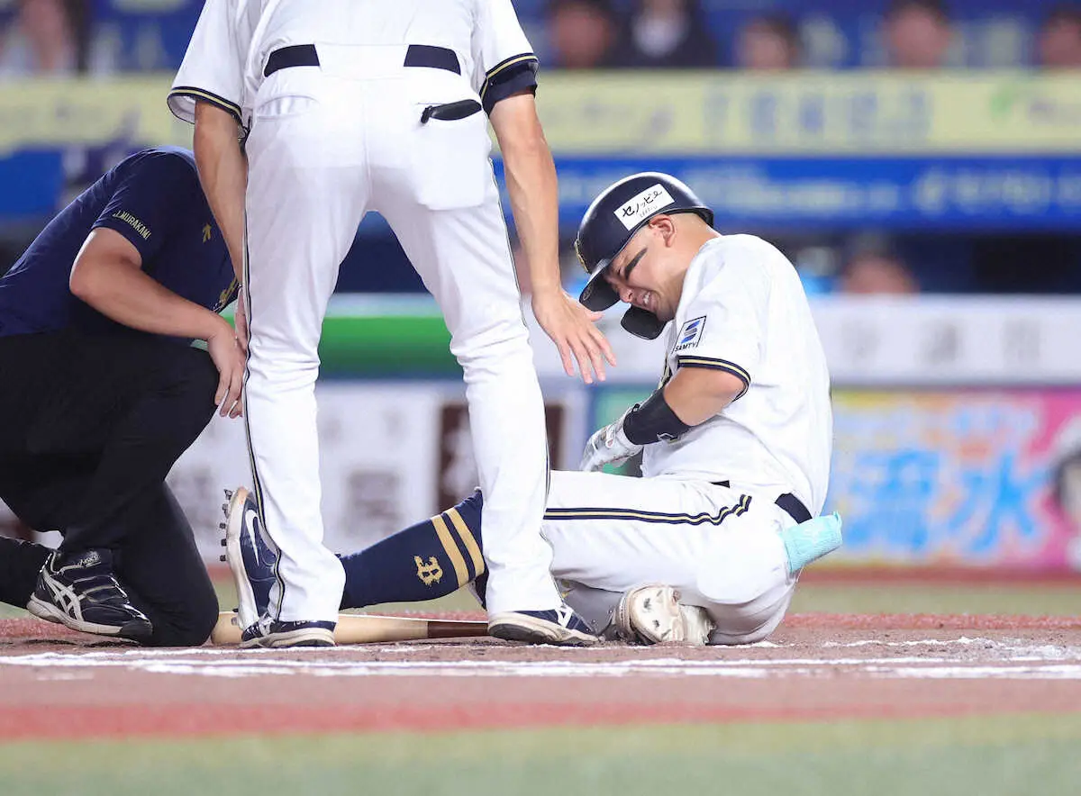 【画像・写真】オリックス・森は軽症を強調　病院行く予定は「ないです」自打球を左膝付近に当てて途中交代