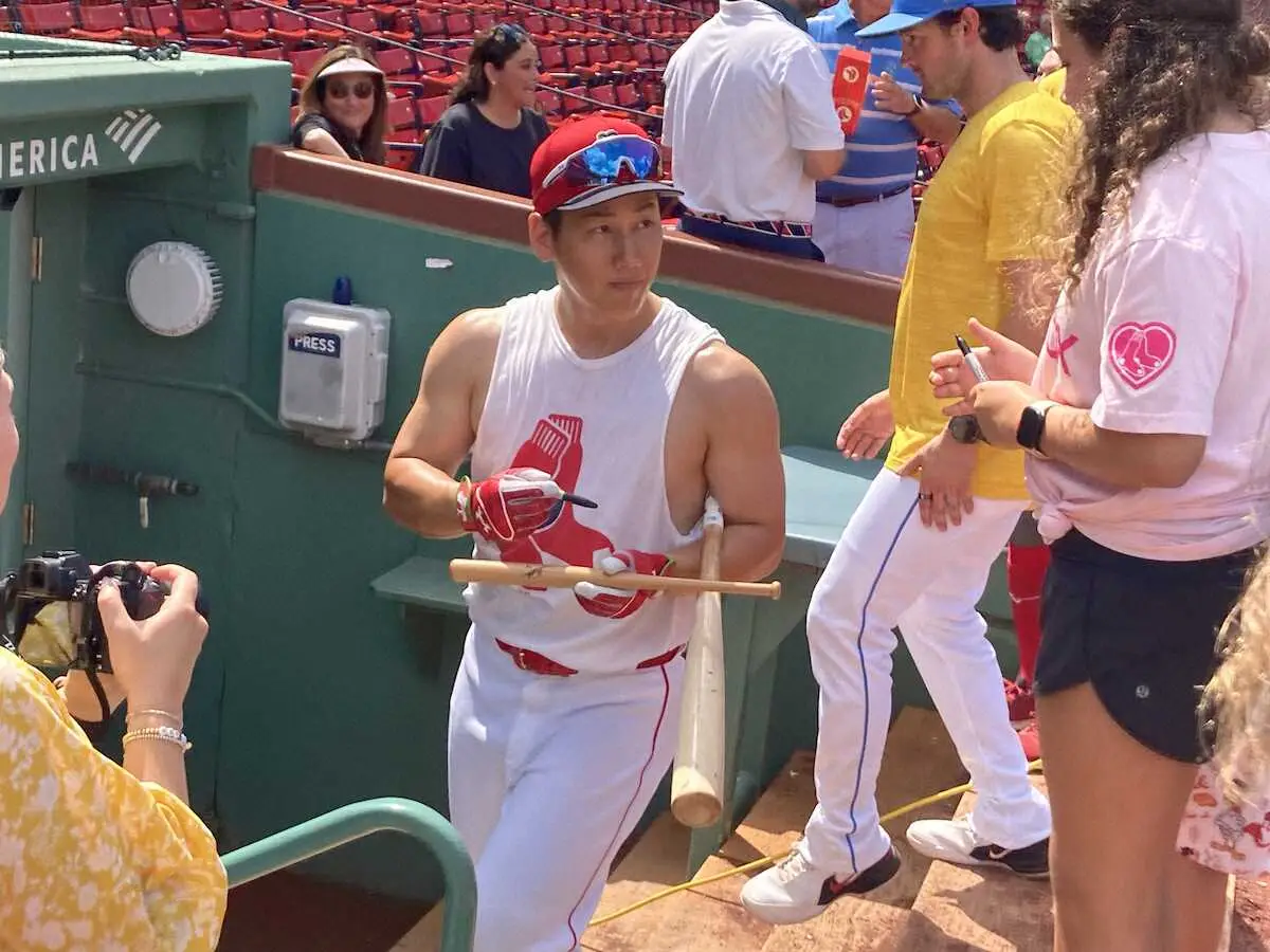 【画像・写真】試合前、ファンにサインするレッドソックス吉田正尚選手（撮影・杉浦大介通信員）