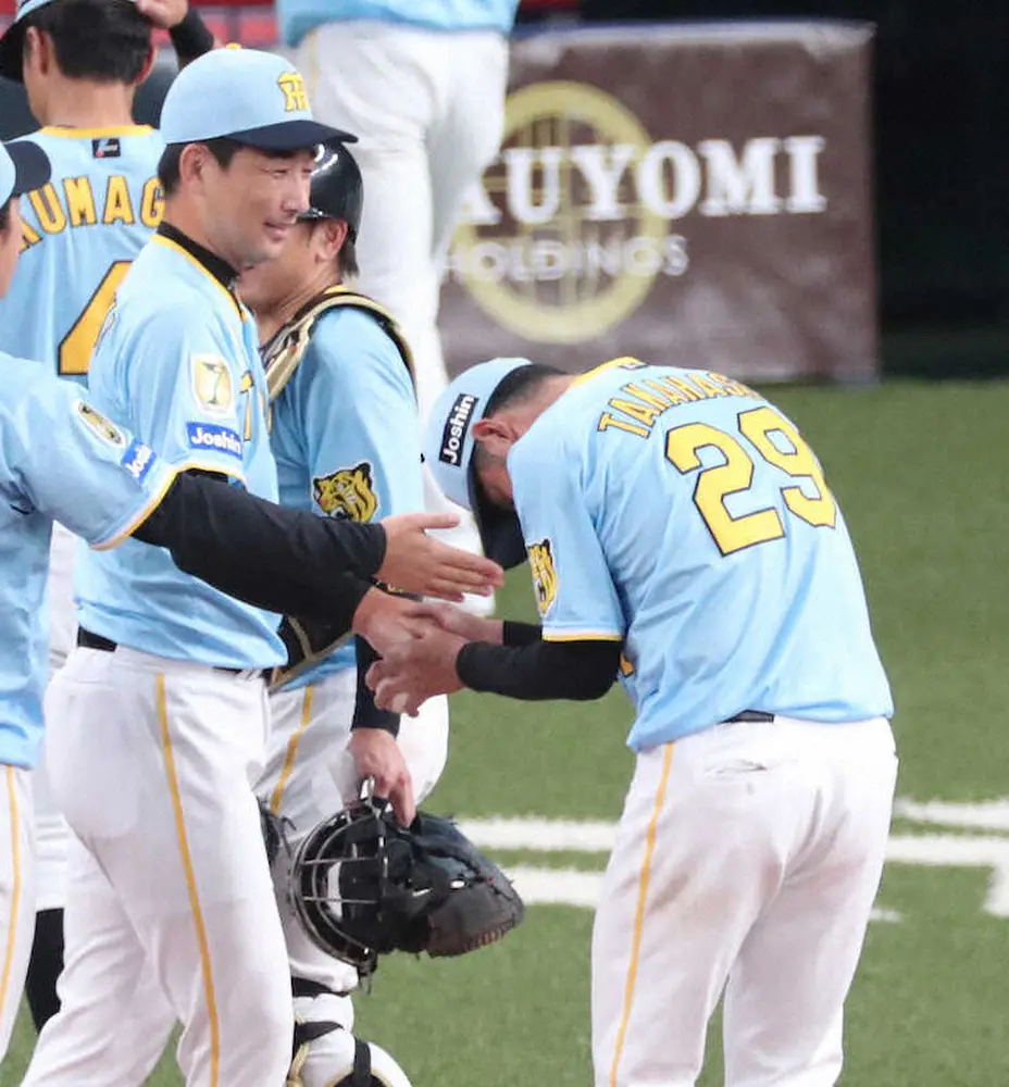 【画像・写真】阪神・岩崎が締めた　同郷静岡の後輩・高橋に記念球と熱きエール「これで終わりではない」