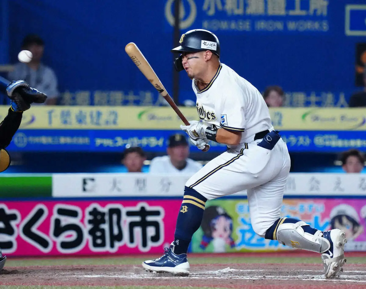【画像・写真】オリックス・森が激怒　ロッテ坂本から右肩付近に死球受け一触即発　警告試合が宣告される