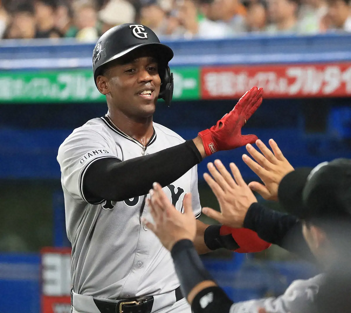 【画像・写真】巨人・ヘルナンデス　左橈骨遠位端骨折で今季絶望　11日の中日戦守備で負傷