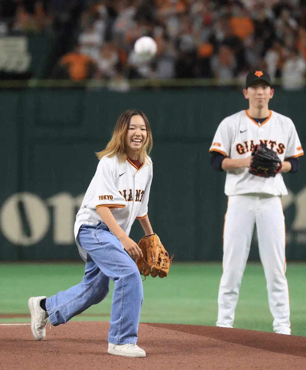 【画像・写真】パリ五輪で金14歳・吉沢恋　スケボー手に登場“ダイナミックトリック”始球式　場内どよめき＆祝福の拍手