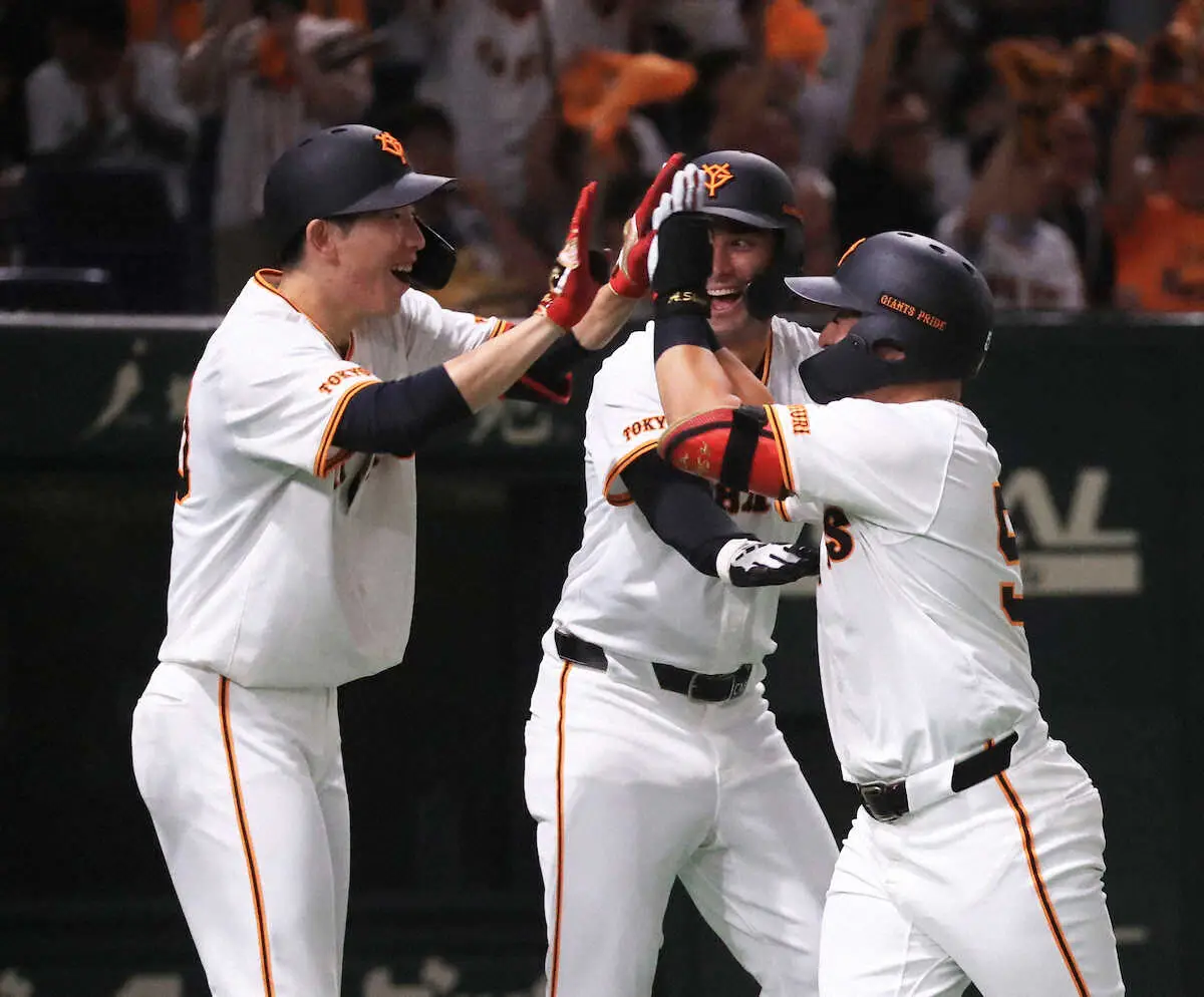 【画像・写真】巨人・浅野翔吾「最高です」　今季初安打が先制グランドスラム！　スタメン抜てきの阿部監督も超笑顔