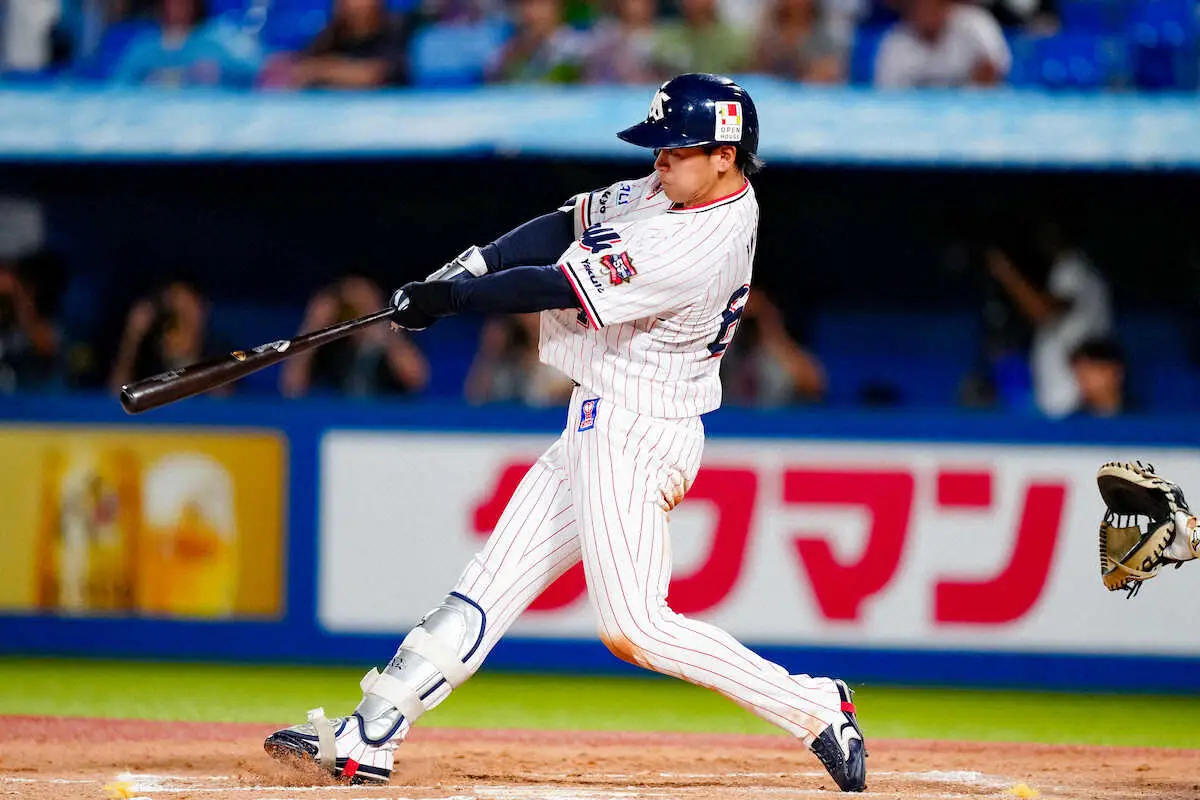 【画像・写真】ヤクルト・岩田　痛快プロ1号同点2ランに場内大歓声　前日死球受け、高津監督激高で乱闘寸前