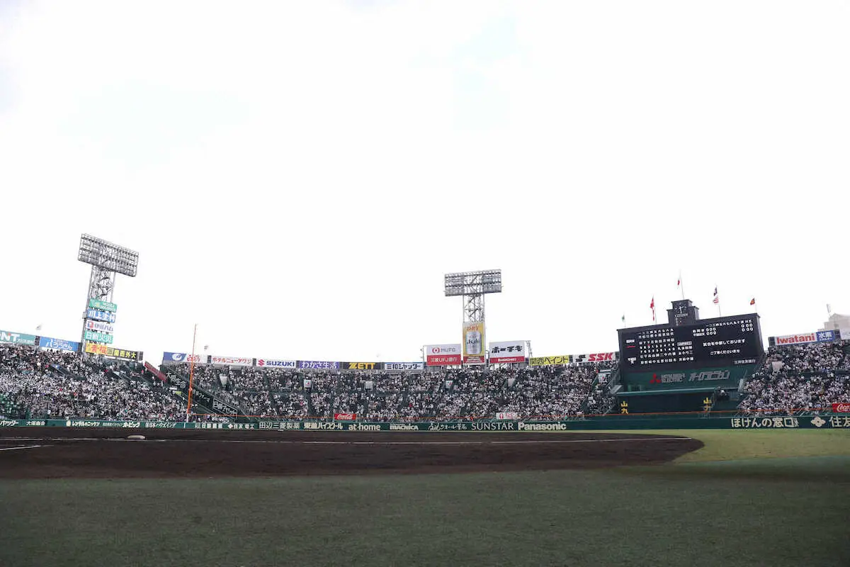 【画像・写真】【甲子園】雷鳴のため一時中断　第3試合・早実－鶴岡東戦　選手らベンチに引き上げる