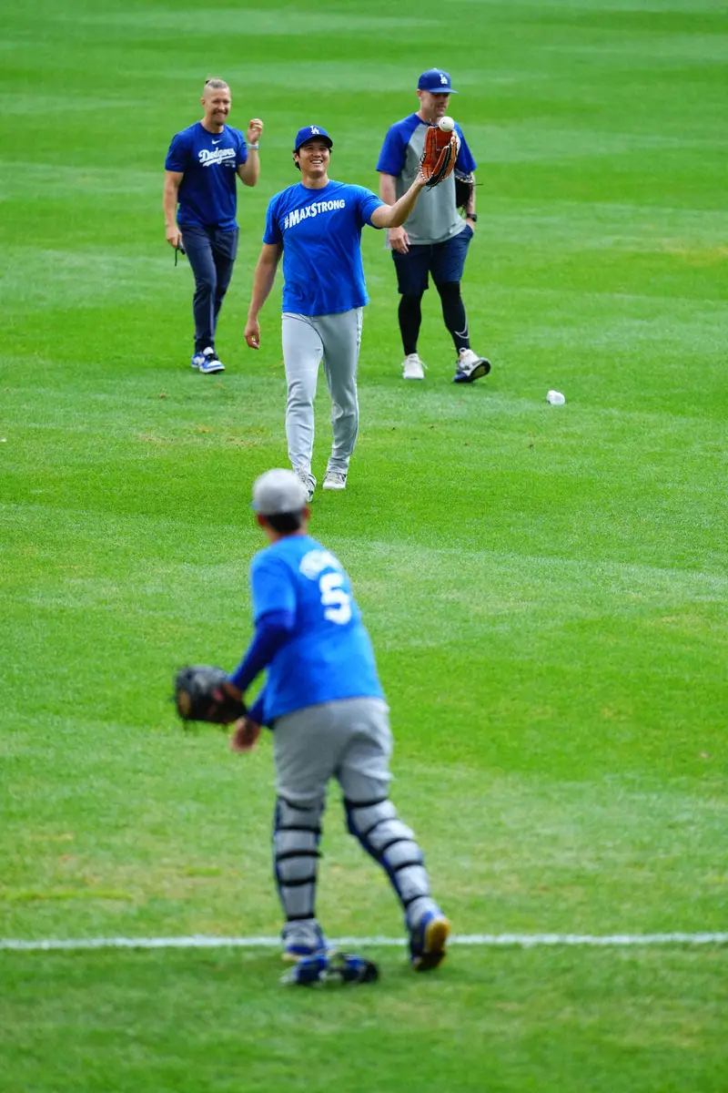【画像・写真】大谷翔平　捕手役座らせて初の投球練習　投球後には笑顔！リハビリ順調の様子　ブルワーズ戦は1番継続