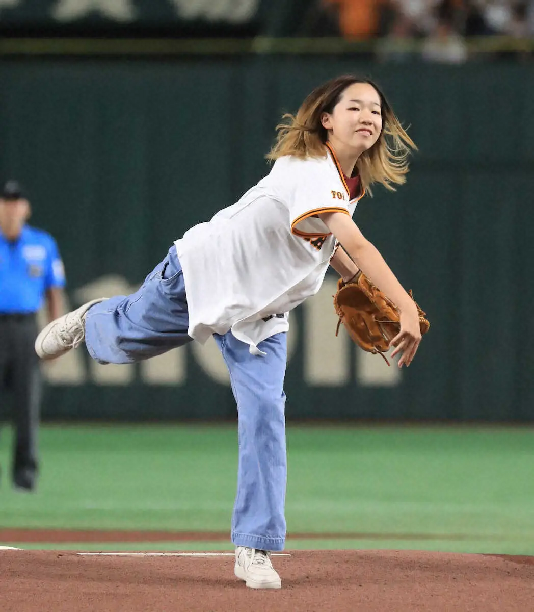 【画像・写真】パリ五輪スケボー金メダルの14歳、吉沢恋が笑顔の始球式「楽しかったです」