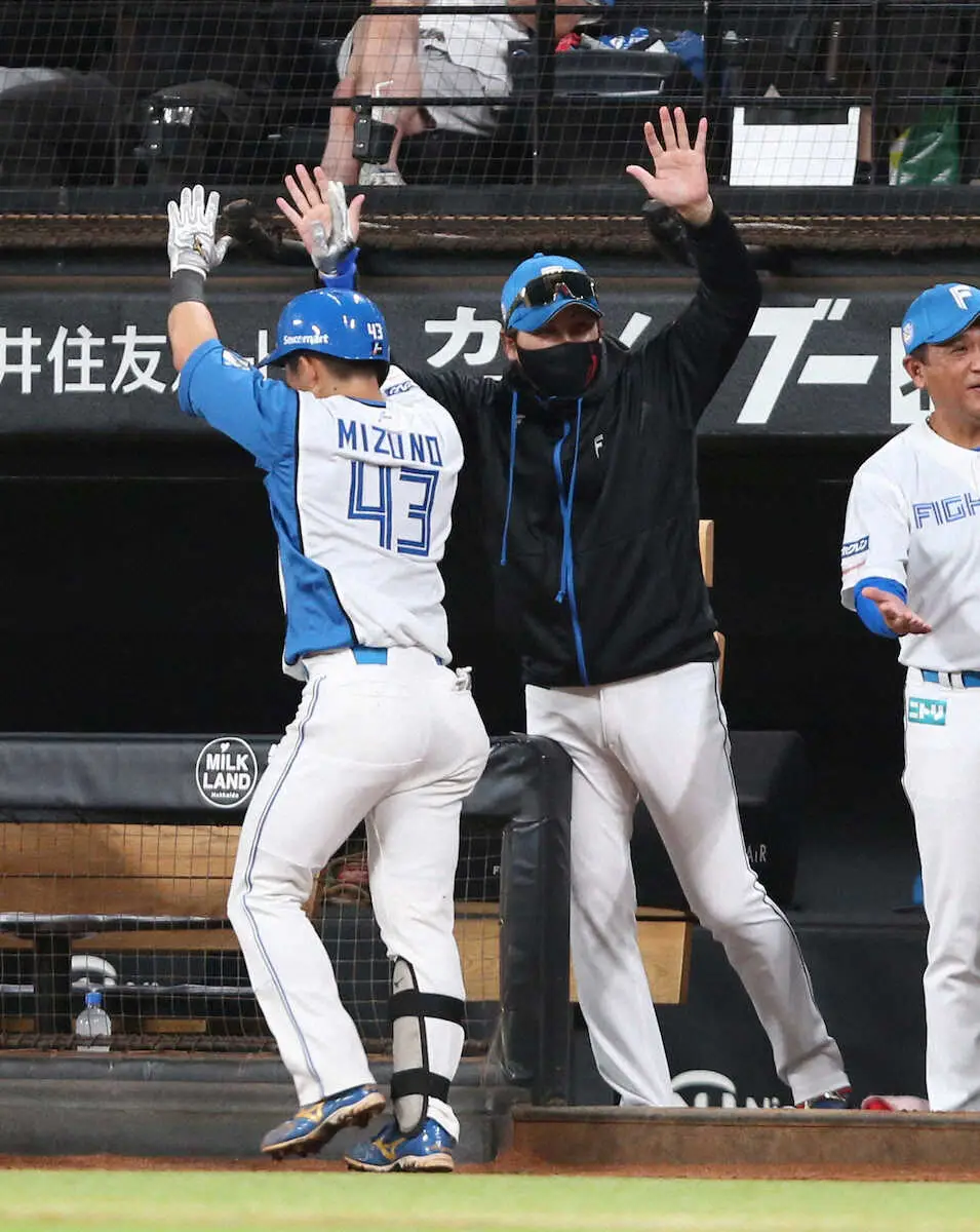 【画像・写真】日本ハムが水野達稀の4号2ランで先制！朗希アクシデントで緊急登板の坂本光士郎から