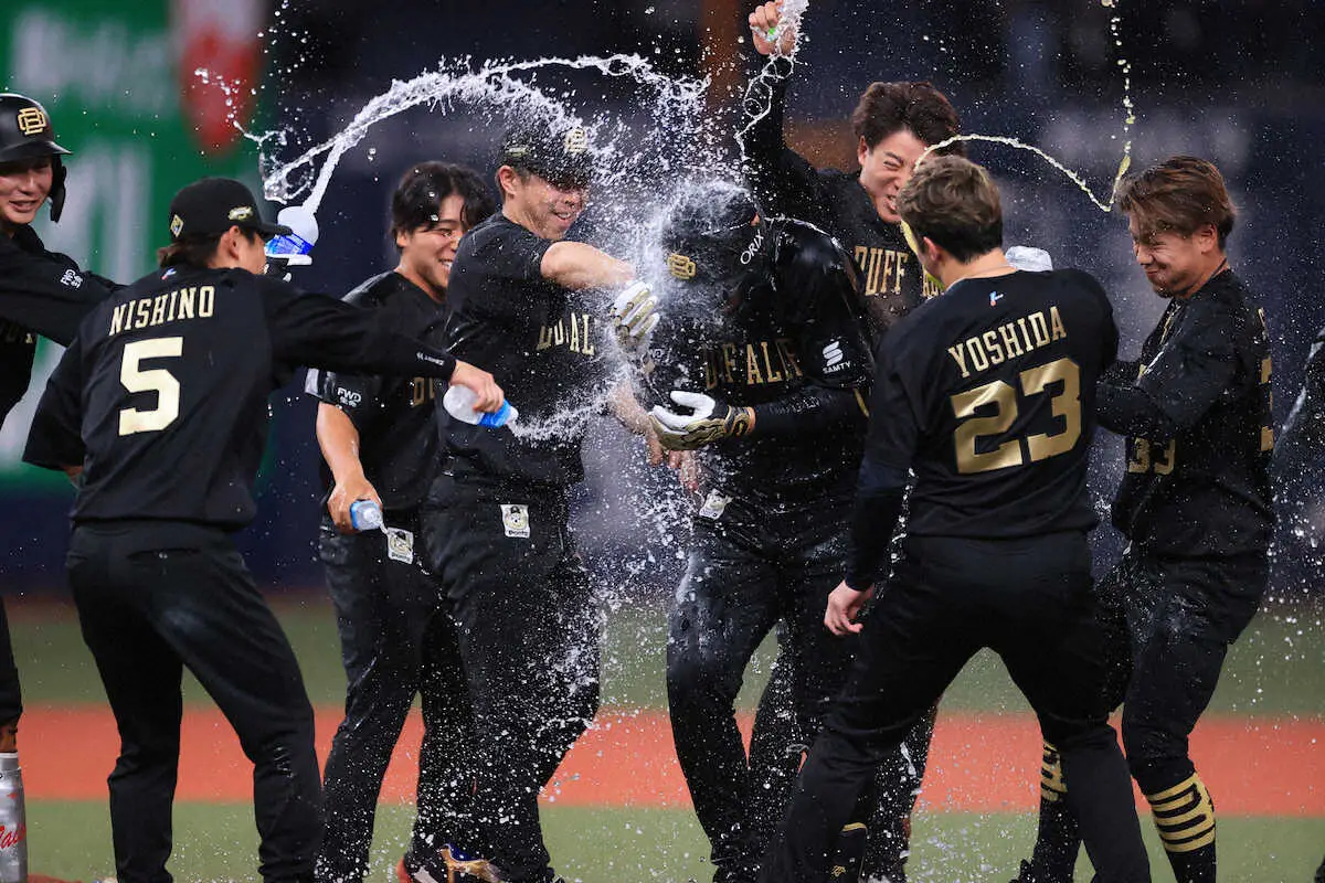 【画像・写真】オリックス・紅林　今季3度目“サヨナラ男”だ　中嶋監督初のハイタッチ「次は抱きついてもらえるように」