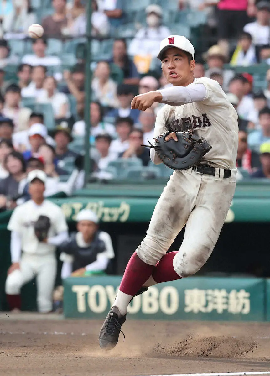 【画像・写真】【甲子園】早実・国光　体勢崩れても「信じて」好送球　延長10回猛チャージ三塁封殺