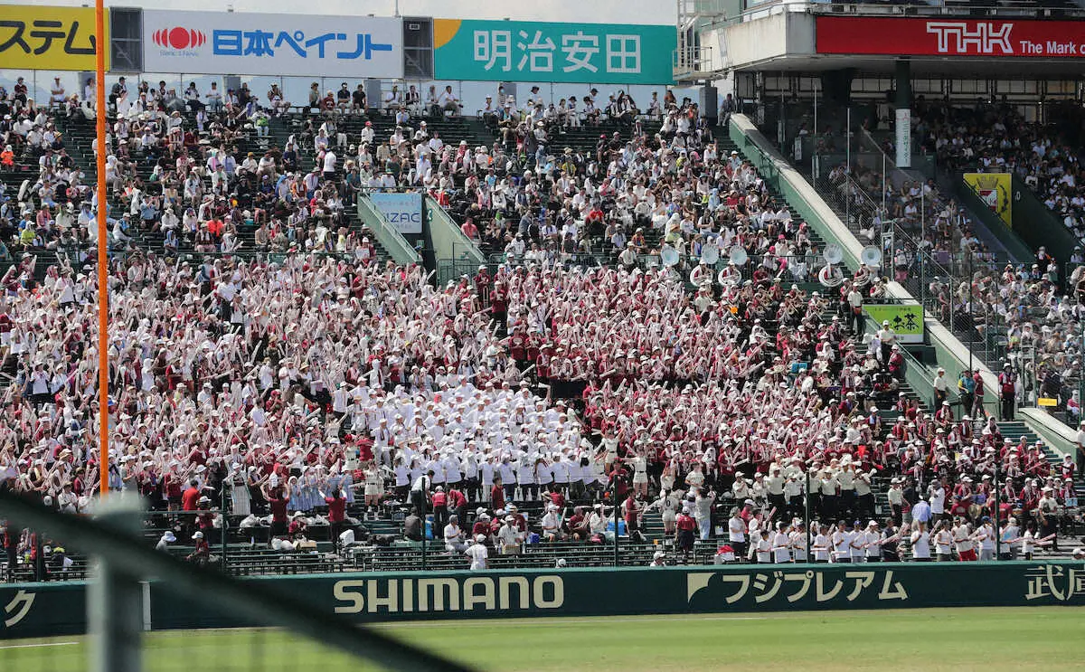 【画像・写真】【甲子園】早実OB、OGが代打で応援歌演奏　吹奏楽部のコンクールと重なり約80人駆けつけた