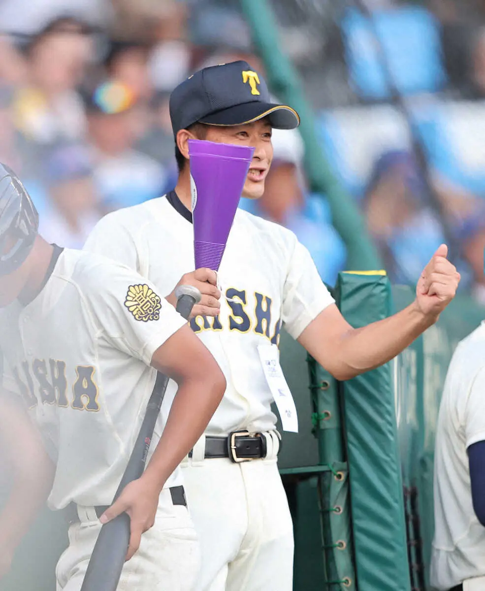 【画像・写真】＜創成館・大社＞5回、大社・高橋翔の適時打にガッツポーズする大社・石飛監督（撮影・大城　有生希）