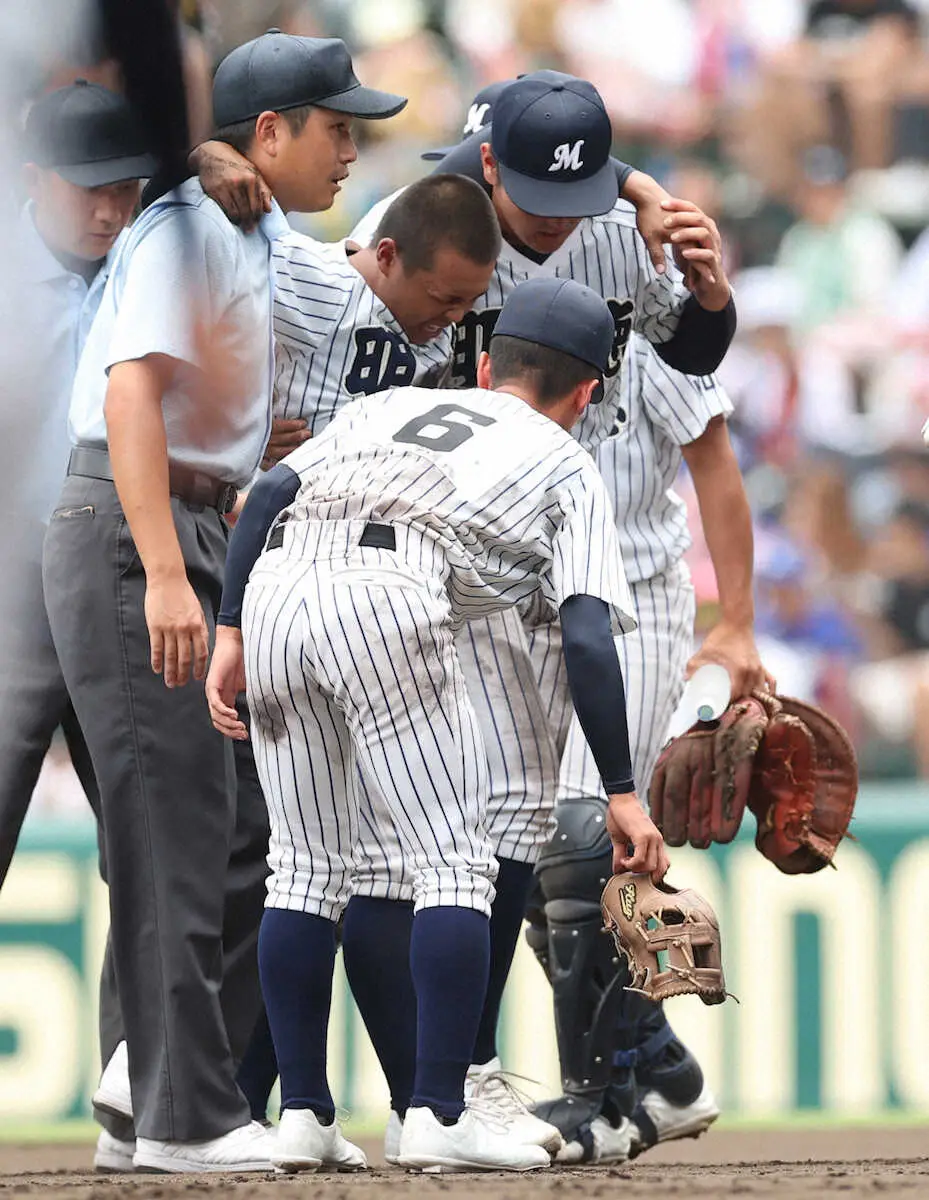 【画像・写真】【甲子園】好守の直後に…明徳義塾の主将・平尾成歩　足つり無念の負傷交代　最後はおぶわれベンチへ