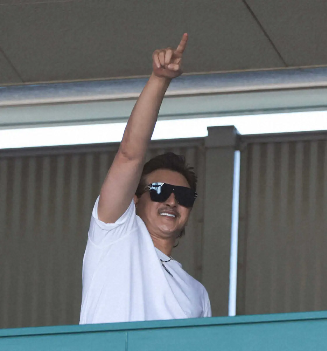 【画像・写真】【甲子園】日本ハム新庄監督が母校の試合観戦で来場　ファン殺到でパニック状態　放送席から貴賓席に移動