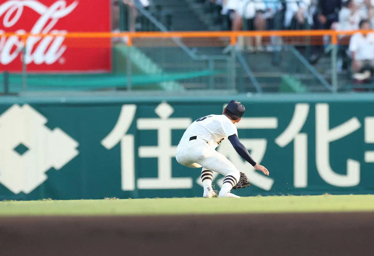 【画像・写真】【甲子園】大社の中堅手がまさかの後逸…早稲田実の打者走者が一気に勝ち越しの生還