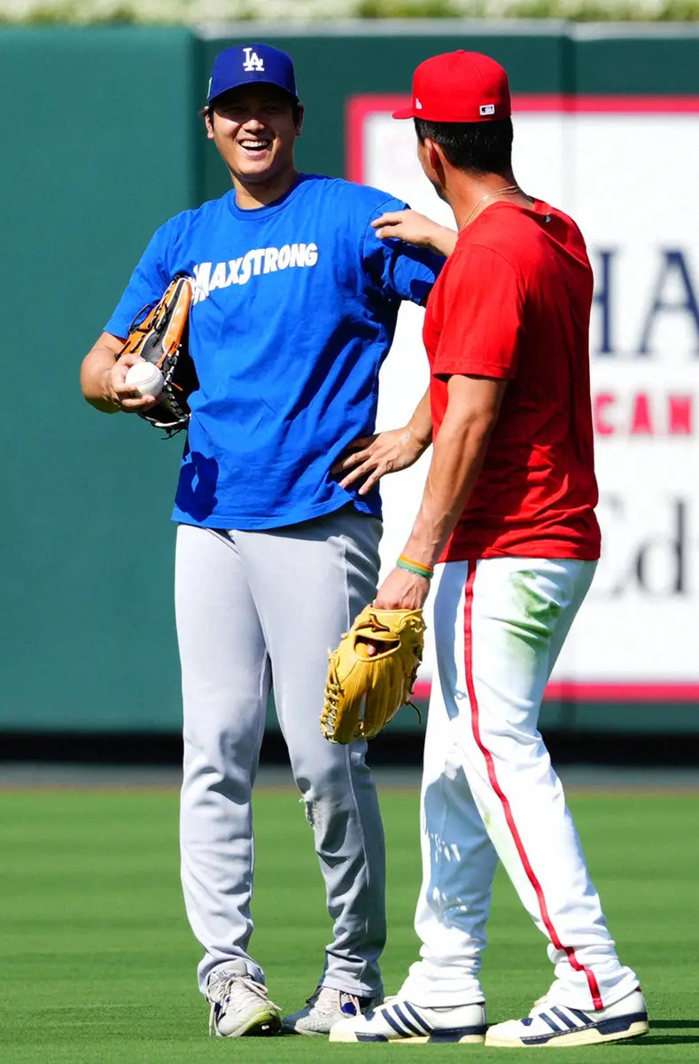 【画像・写真】ドジャース・大谷翔平　キャッチボール中にヌートバーと再会　会話の途中で満面の笑み