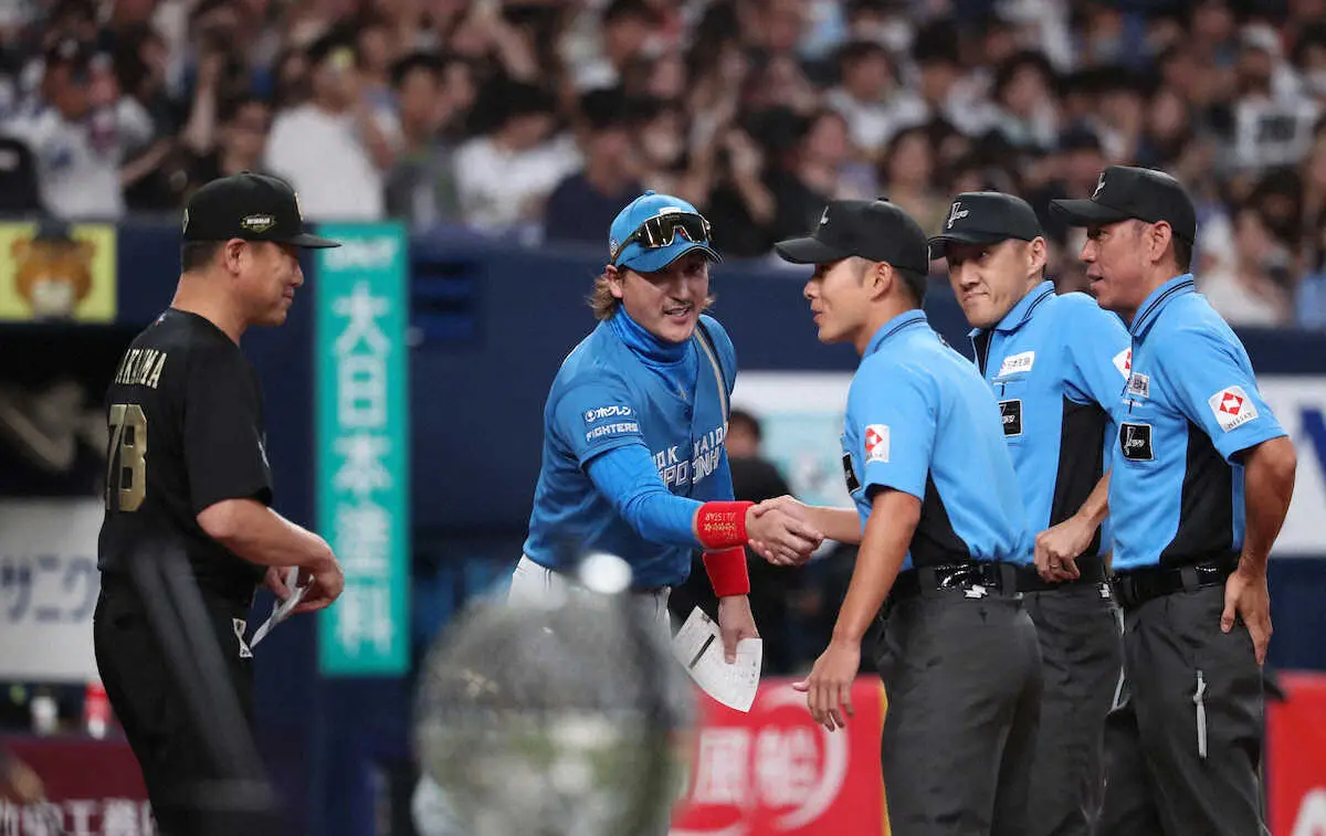 【画像・写真】日本ハム新庄監督　母校・西日本短大付をねぎらう「感動」「2勝もして…」京セラ試合前に甲子園で生観戦